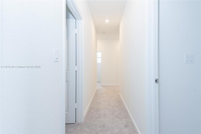 Building Photo - 2636 SE 8th Ct