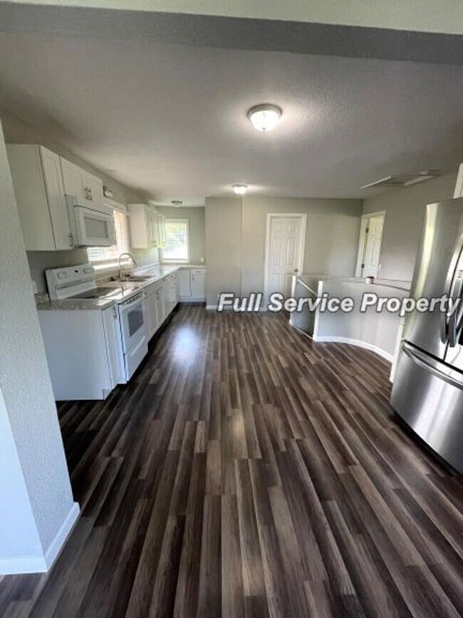Building Photo - Country charm with Modern day updates!