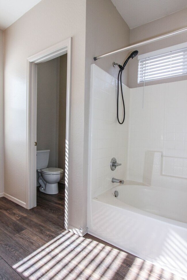 Building Photo - MOVE IN SPECIAL - 3 Bedroom Home in Quailwood -Hold