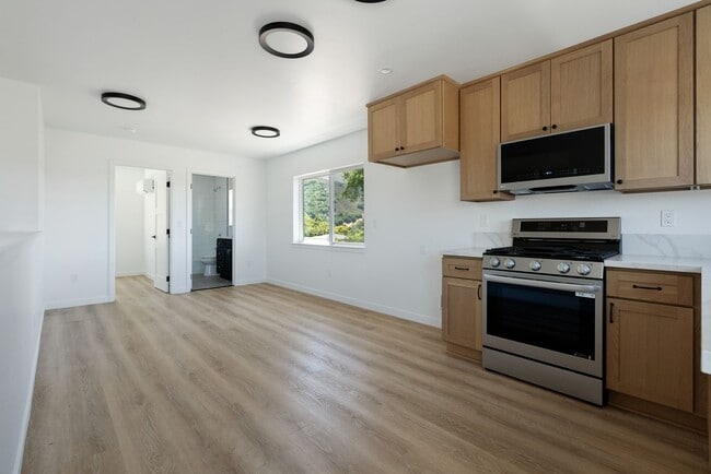 Building Photo - AVAILABLE FOR 2026-2027 SCHOOL YEAR...14 B...