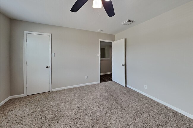 Building Photo - 2902 Crestbrook Bend Ln