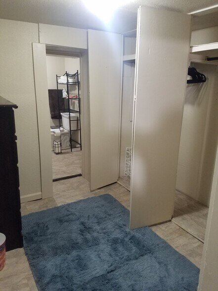 Closets and bathroom entrance - 521 Harrison St