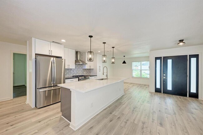 Building Photo - 6700 Kings Point