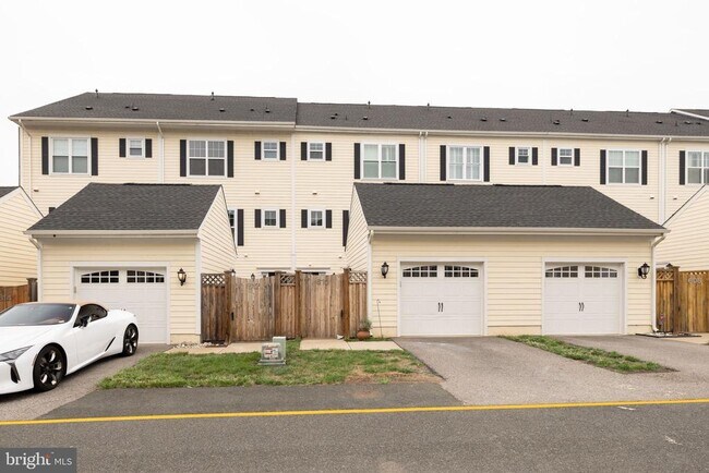 Building Photo - 610 Marina Landing Ln