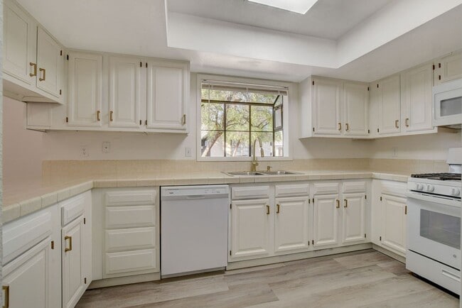 Building Photo - Single Story in the Heart of Las Vegas