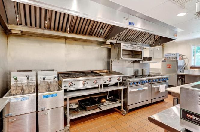 Building Photo - 16451 Golf Rd