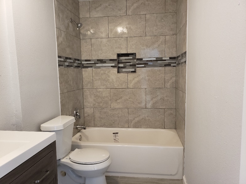 Building Photo - 7576 Windsor Oaks