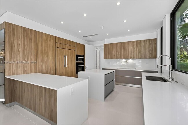 Building Photo - 620 Solar Isle Dr