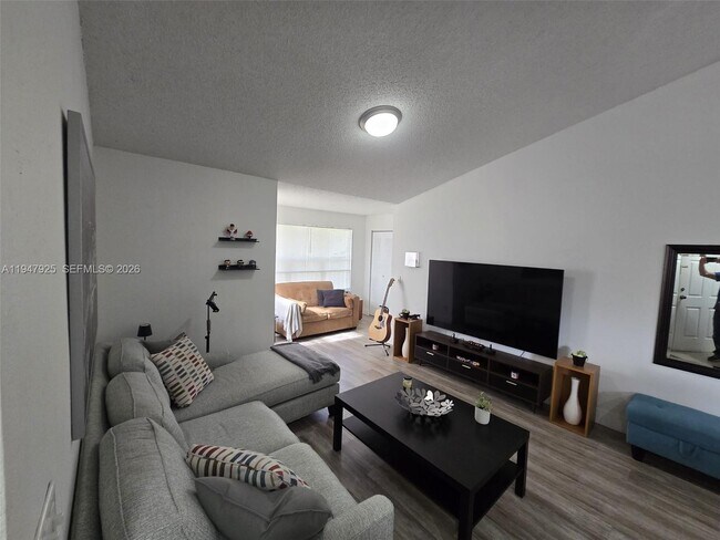 Building Photo - 12840 Vista Isles Dr