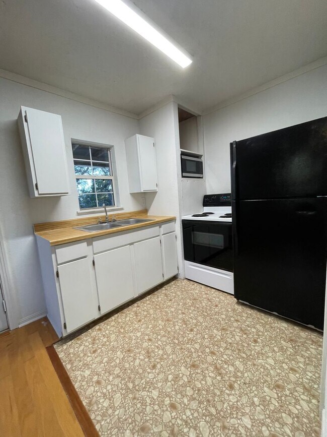 Building Photo - NEW ON MARKET