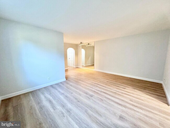 Building Photo - 22 S Old Glebe Rd