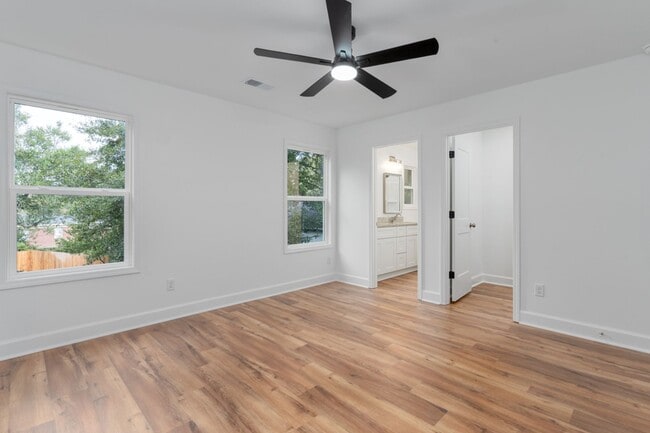 Building Photo - Pre-Leasing for the 26-27 School Year! Unbeatable Location