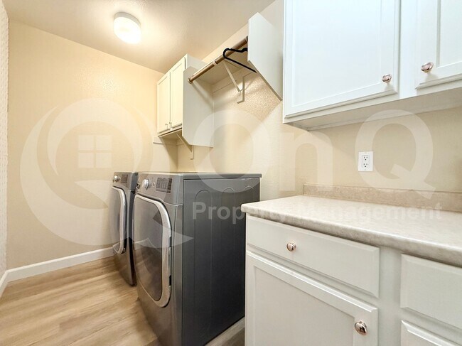 Building Photo - 1432 S Apache Dr