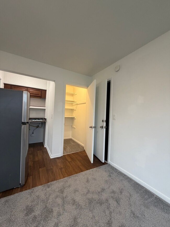 Building Photo - Beautiful Studio Apartment