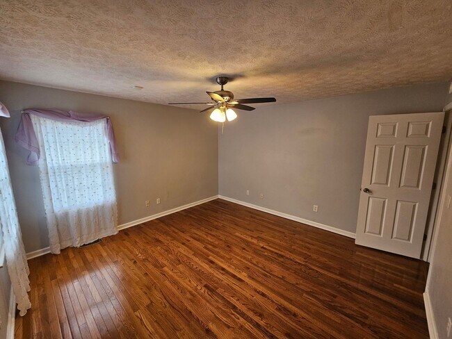 Building Photo - 3 Bedroom home in the Northfield subdivision available in time for the Holidays!