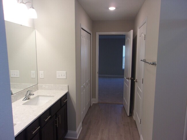 Building Photo - 4 bed/3 bath Beautiful Home with Amenities!