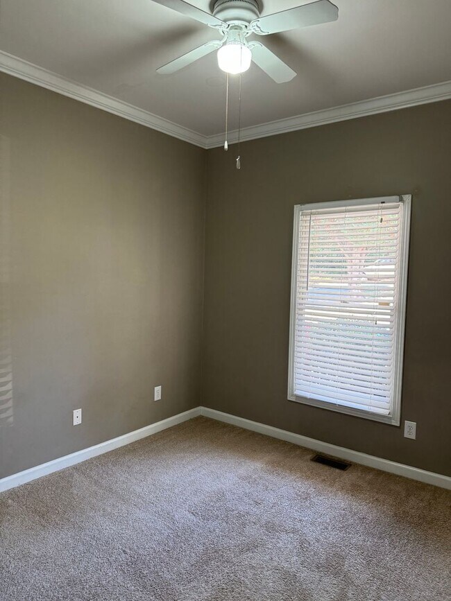 Building Photo - Price & Location!