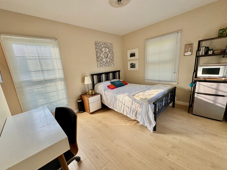 Building Photo - 10443 Califa St