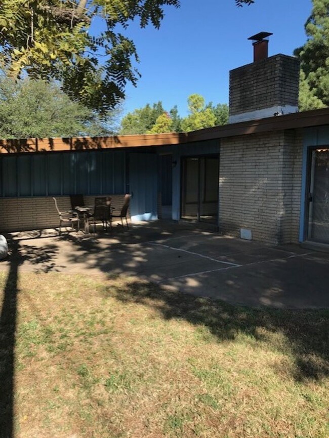 Building Photo - 3 Bedroom 2 bath home on large lot very cl...