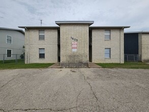 Building Photo - RENT SPECIAL - AVAILABLE NOW!