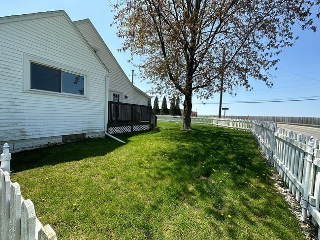 Building Photo - Charming Cape Cod Near Airport with Modern...