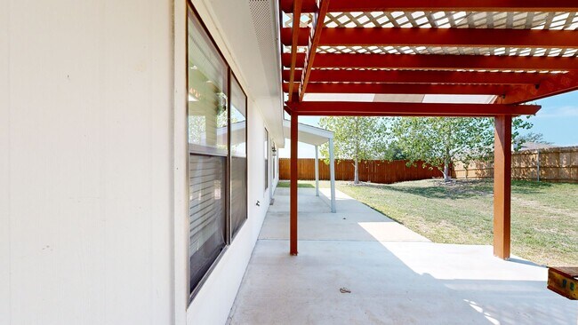 Building Photo - PRICE IMPROVEMENT $1595 + 2 WEEKS FREE REN...