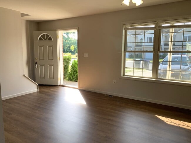 Building Photo - Make This Beautiful 3-Bedroom Townhouse Yo...