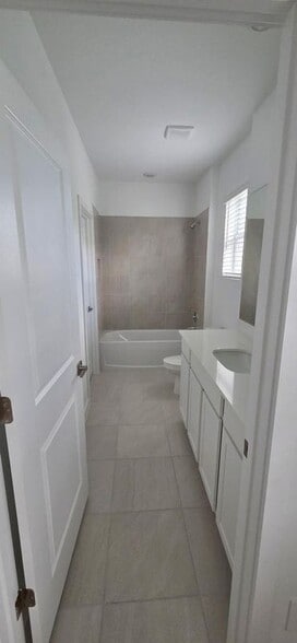 Building Photo - 202 Lakeside Lndg Dr