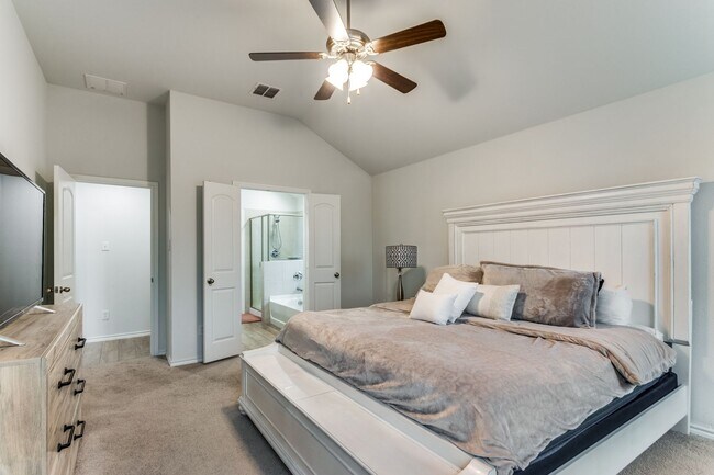 Building Photo - LIKE NEW HOME IN CROWLEY! READY TO VIEW!