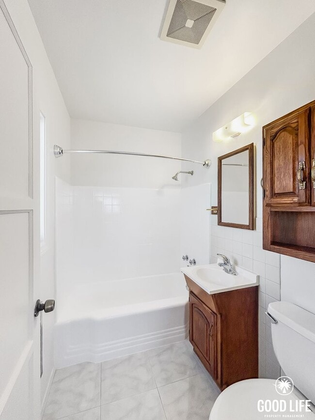 Building Photo - Beautiful 1B 1BA w/ Large Patio & Ocean Vi...