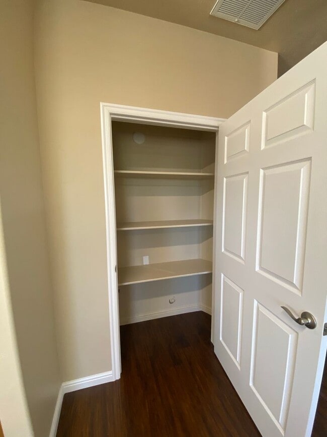Building Photo - 2 Bed 2 Bath Apartment *UTILITIES INCLUDED*