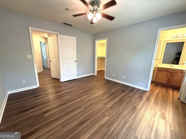Building Photo - 207 Granite Way