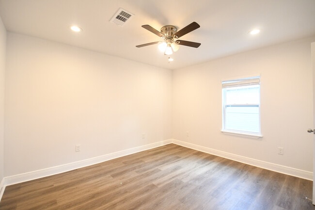 Building Photo - 415 W 29th Ave