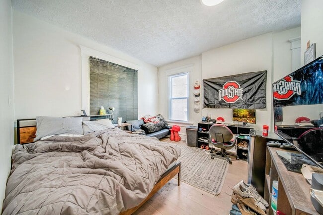 Building Photo - Massive Newly Renovated 11-Bedroom House o...