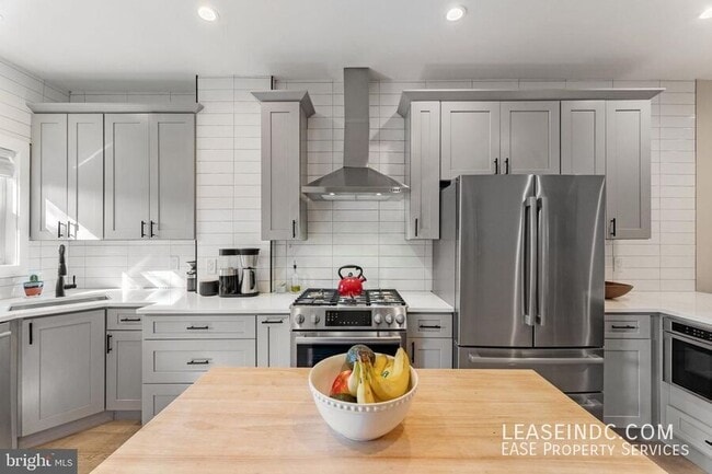 Building Photo - 121 15th St SE