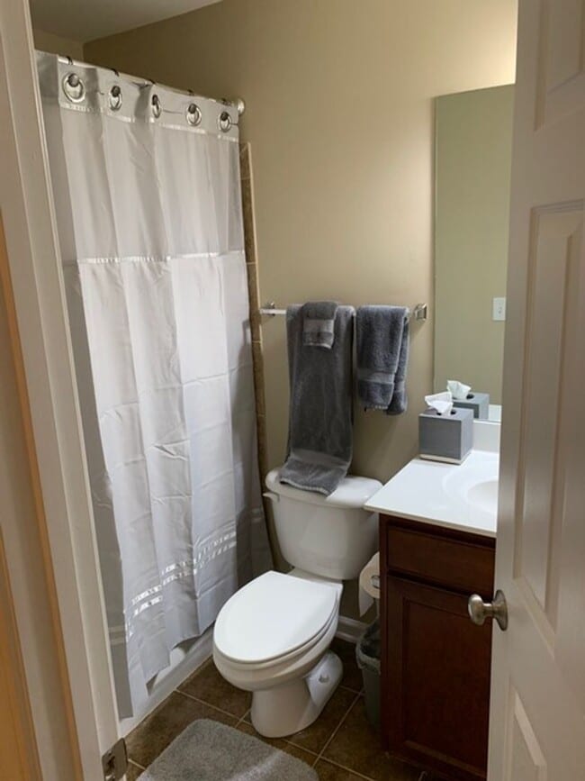 Building Photo - Beautiful Townhome Available in Vinings Overlook!
