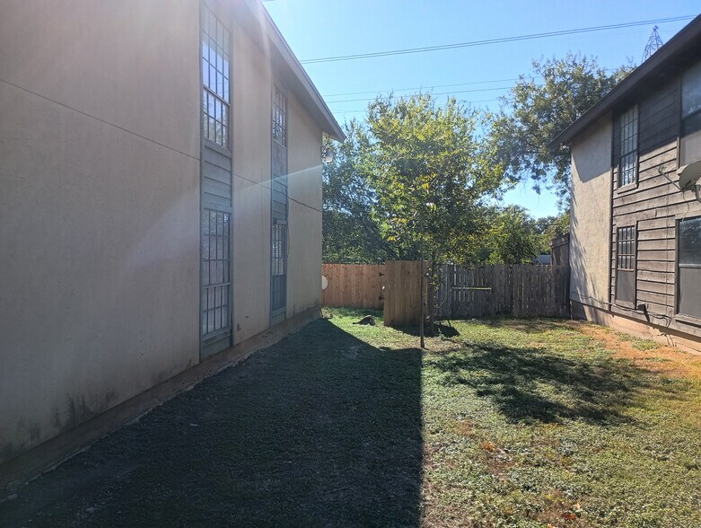 Building Photo - Room in Apartment on Starcrest Dr