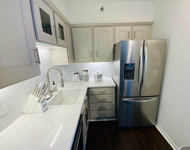 Building Photo - AVAILABLE JANUARY 3RD - JULY 31ST 2026. $1650 FURNISHED INCLUDING UTILITIES AND WIFI 1 BD 1 BATH ...
