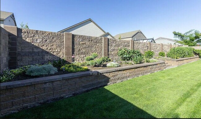 Building Photo - 8817 Grandview Dr