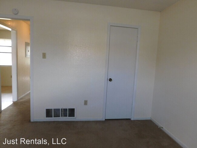 Building Photo - 306 North Dr