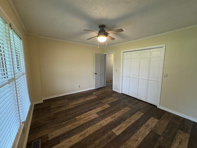 Building Photo - Prime Location! 3 Bed Home on Highway to M...