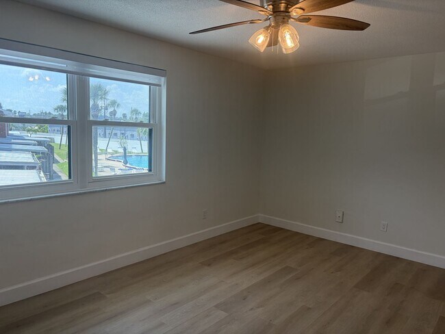 Building Photo - 2250 S Palmetto Ave