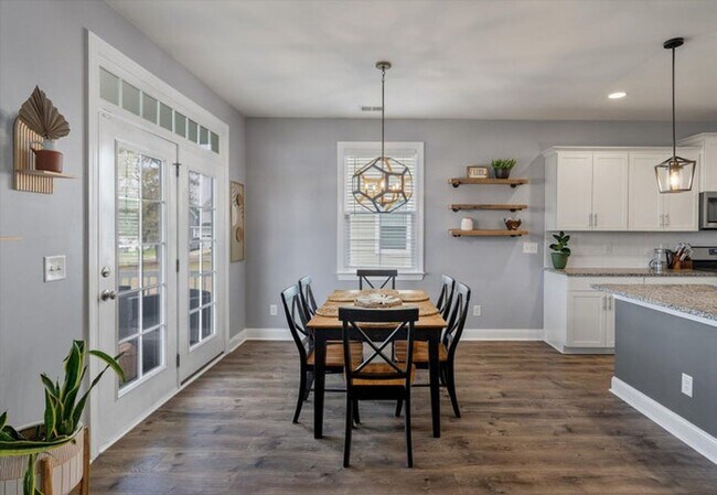 Building Photo - Show stopping 5 bed/3 bath rental in the h...