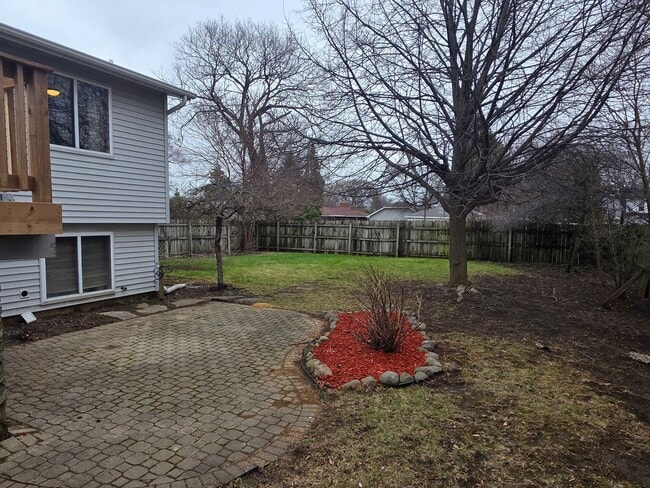 Building Photo - Updated 3 bedroom Kenosha home