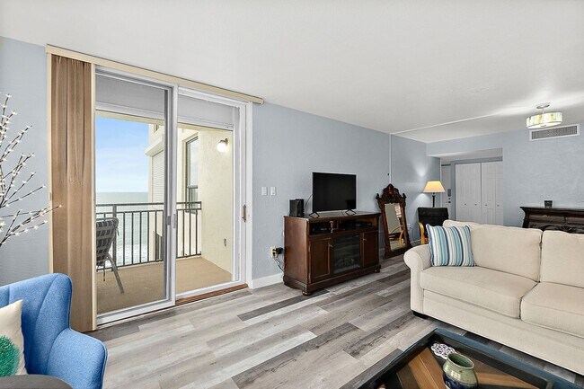 Building Photo - Spacious Oceanfront Condo