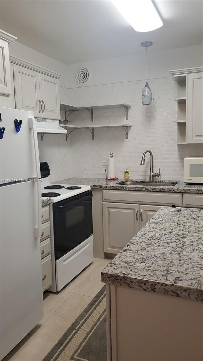 Building Photo - 2400 Lake Osborne Dr