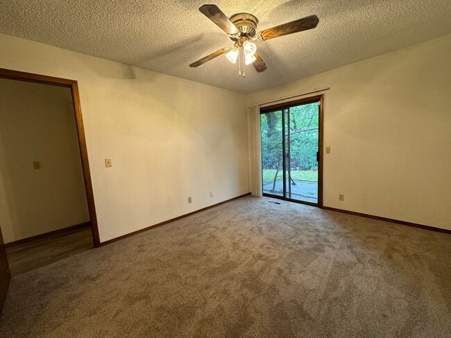 Building Photo - 3 bedroom 2 bathroom duplex In Broken Arrow!
