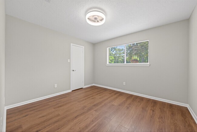Building Photo - 105 Glenmora Ct