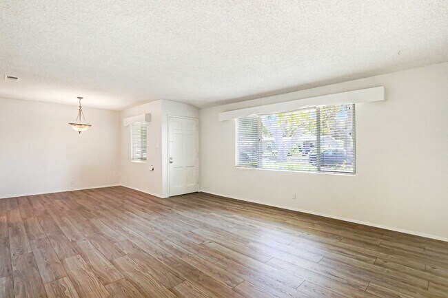 Building Photo - 677 N Tulare Way