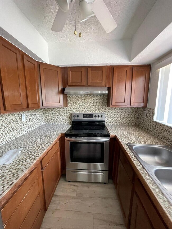 Building Photo - 2580 Coral Springs Dr